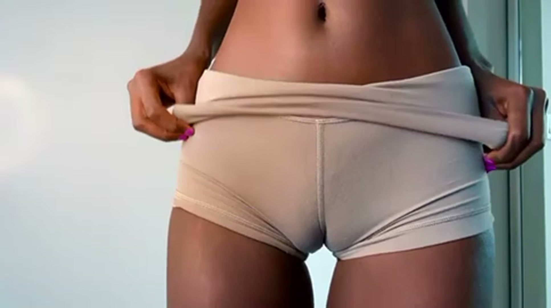 It turns me on so much to have a camel toe. I love showing off the outline of my pussy.