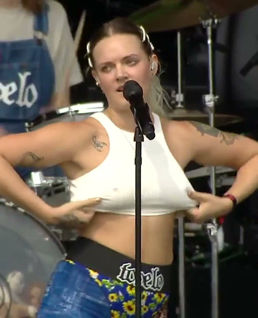 Tove Lo stage flash (looped)